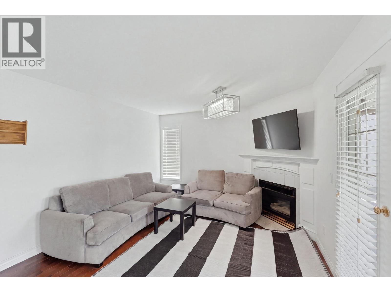 348 Phipps Crescent, Kelowna, BC - Indoor Photo Showing Living Room With Fireplace