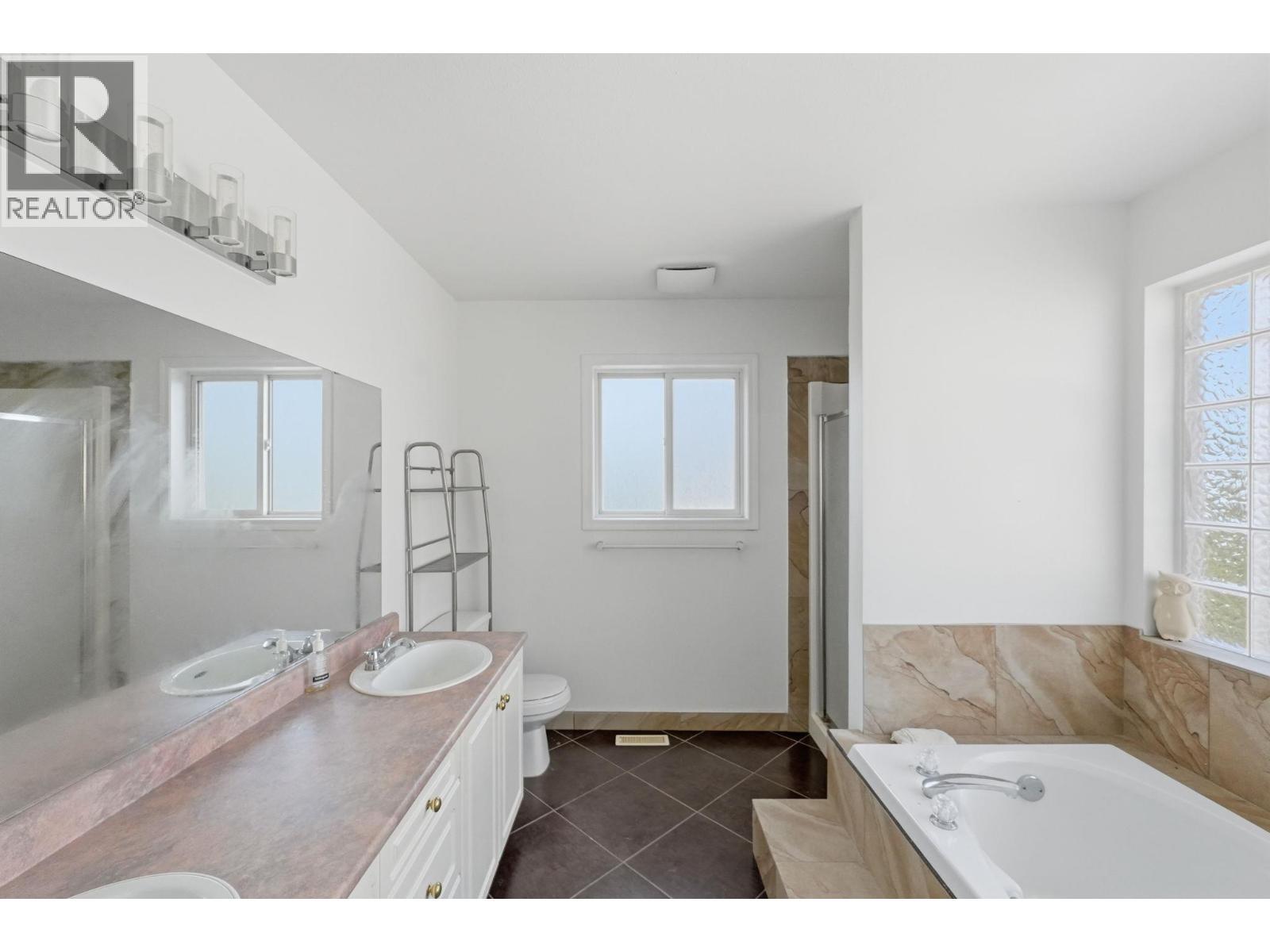 348 Phipps Crescent, Kelowna, BC - Indoor Photo Showing Bathroom