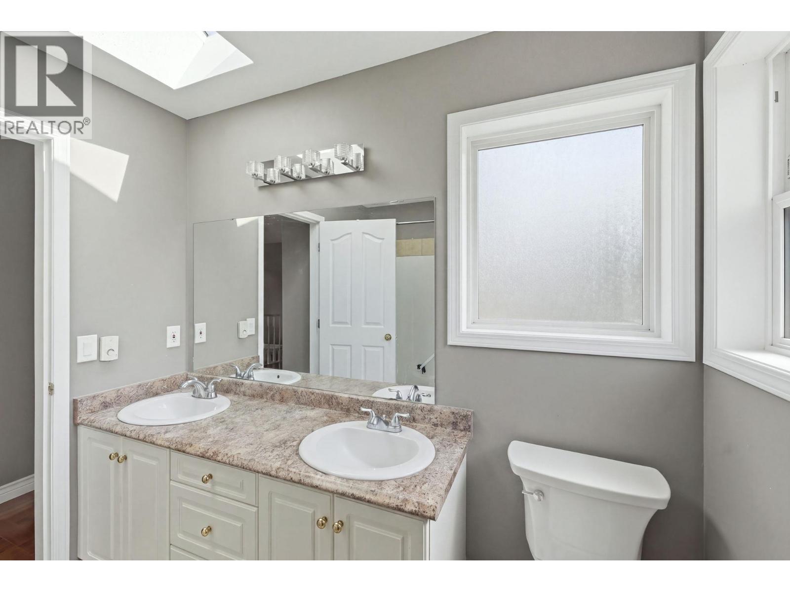 348 Phipps Crescent, Kelowna, BC - Indoor Photo Showing Bathroom