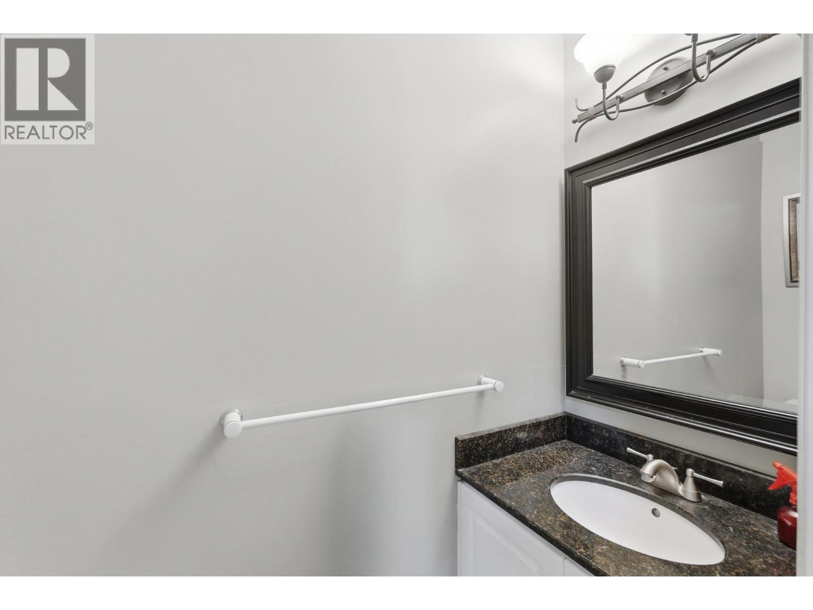 348 Phipps Crescent, Kelowna, BC - Indoor Photo Showing Bathroom