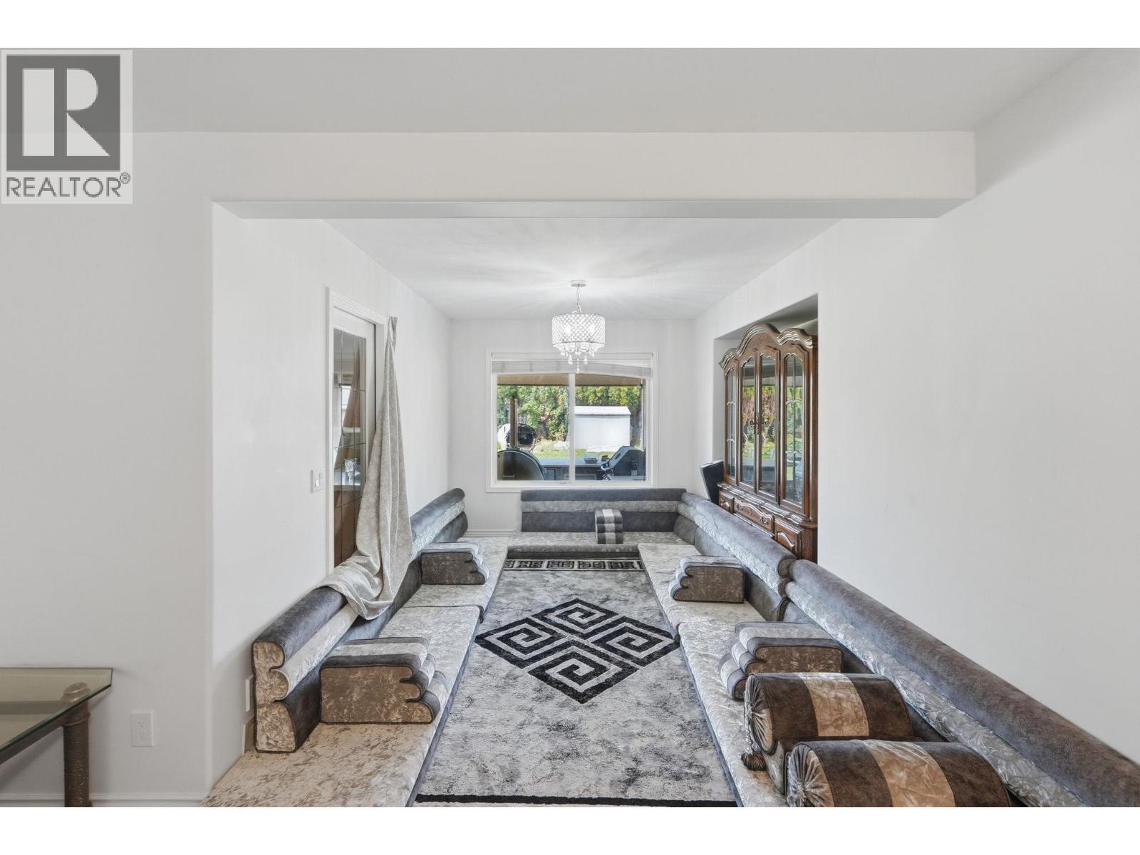 348 Phipps Crescent, Kelowna, BC - Indoor Photo Showing Living Room
