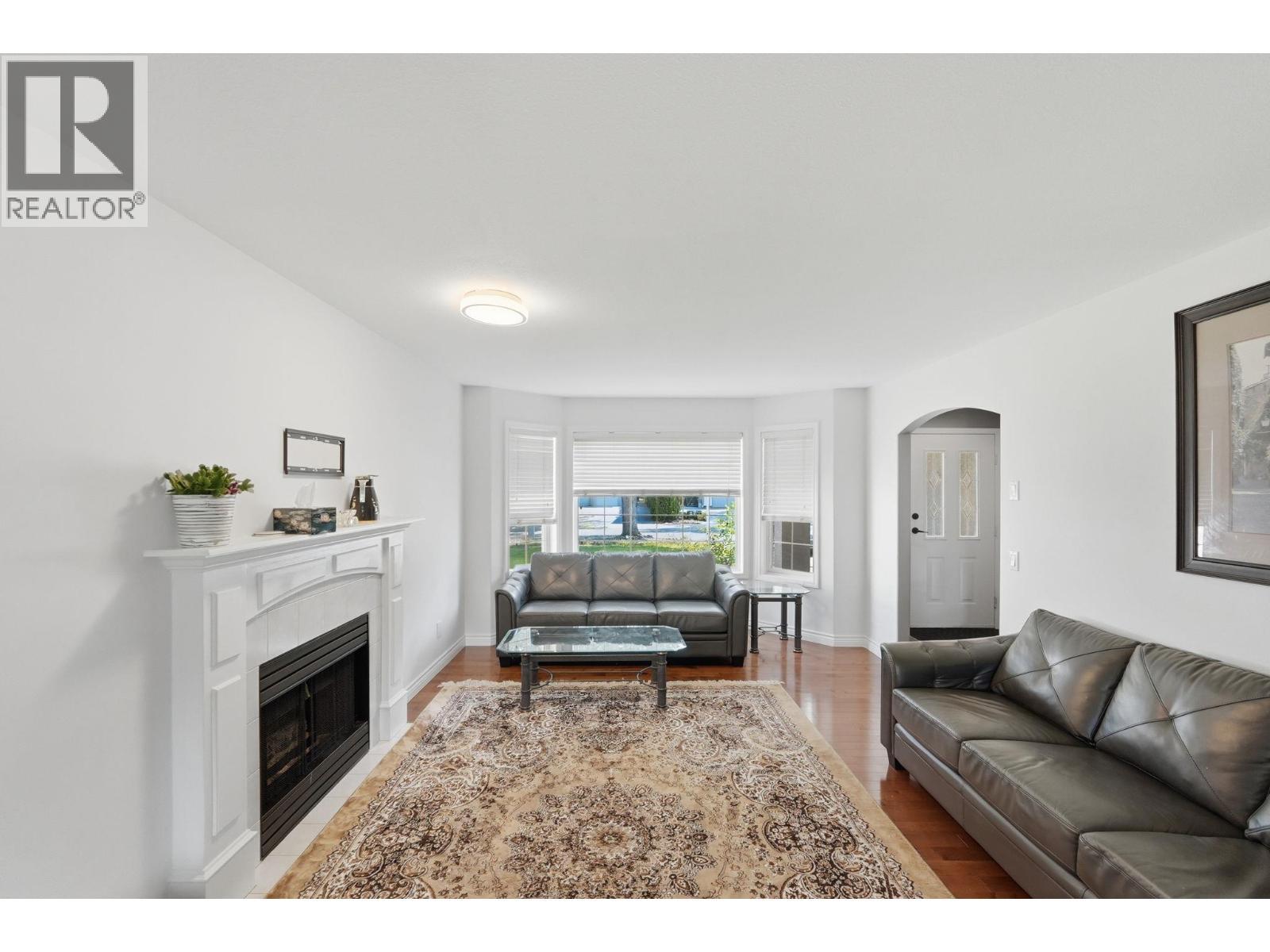348 Phipps Crescent, Kelowna, BC - Indoor Photo Showing Living Room With Fireplace