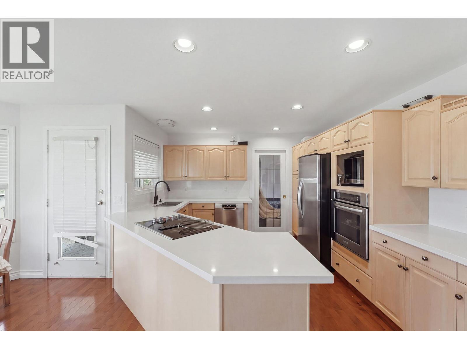 348 Phipps Crescent, Kelowna, BC - Indoor Photo Showing Kitchen