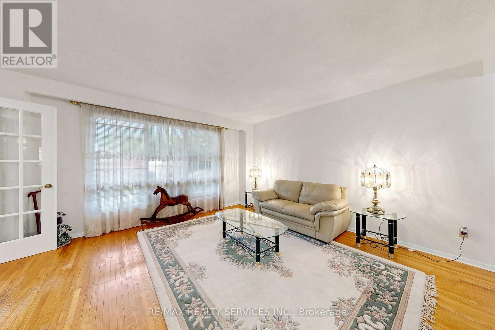25 Malcolm Crescent, Brampton, ON - Indoor Photo Showing Living Room
