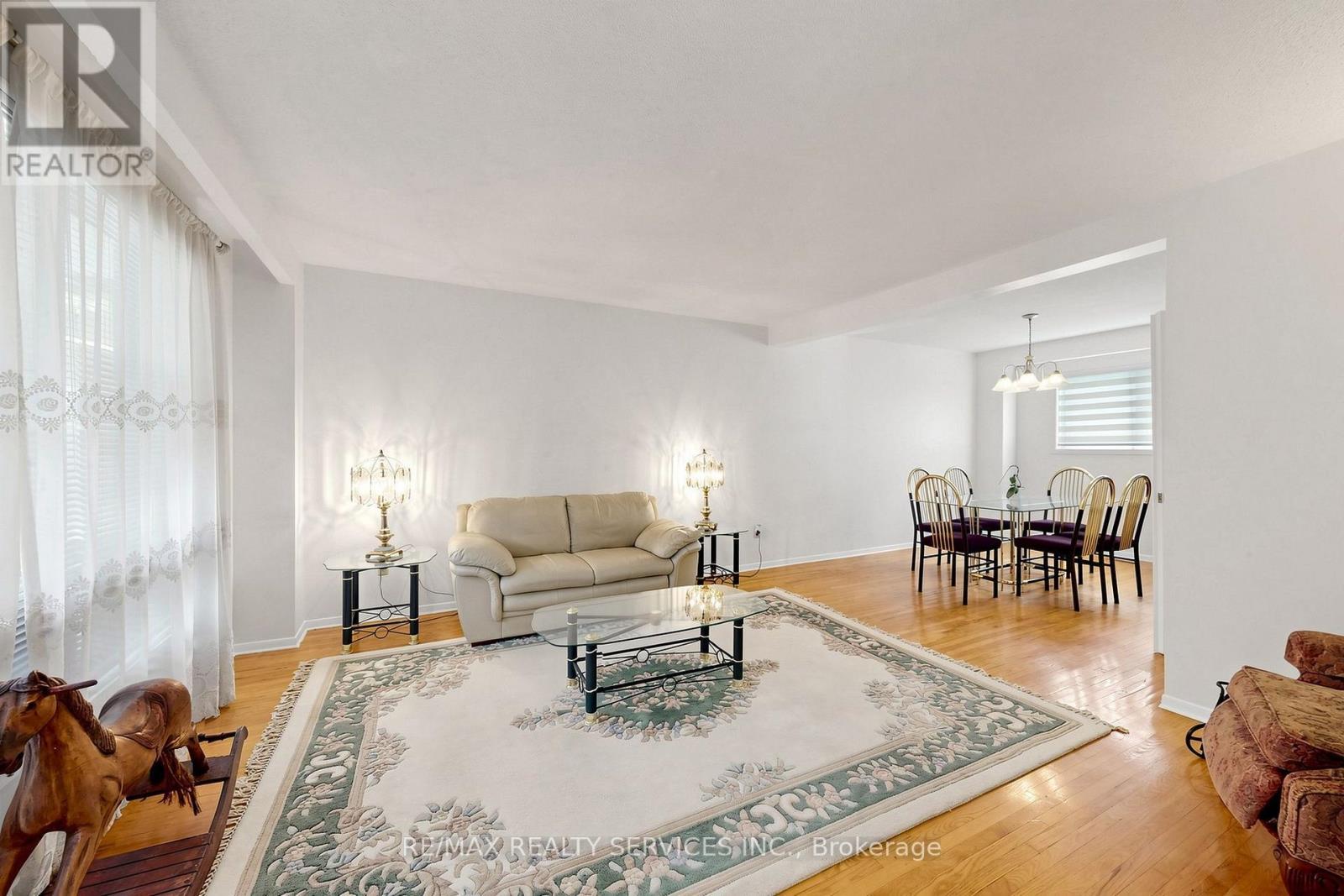 25 Malcolm Crescent, Brampton, ON - Indoor Photo Showing Living Room