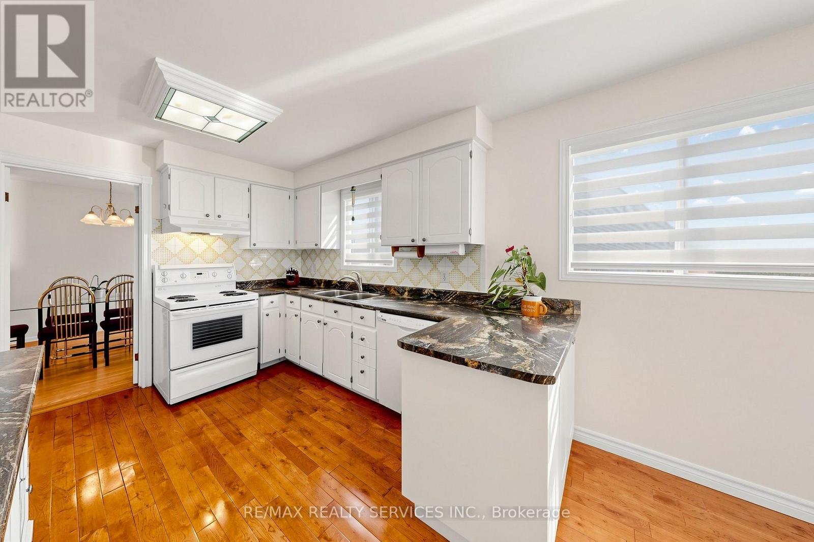 25 Malcolm Crescent, Brampton, ON - Indoor Photo Showing Kitchen With Double Sink