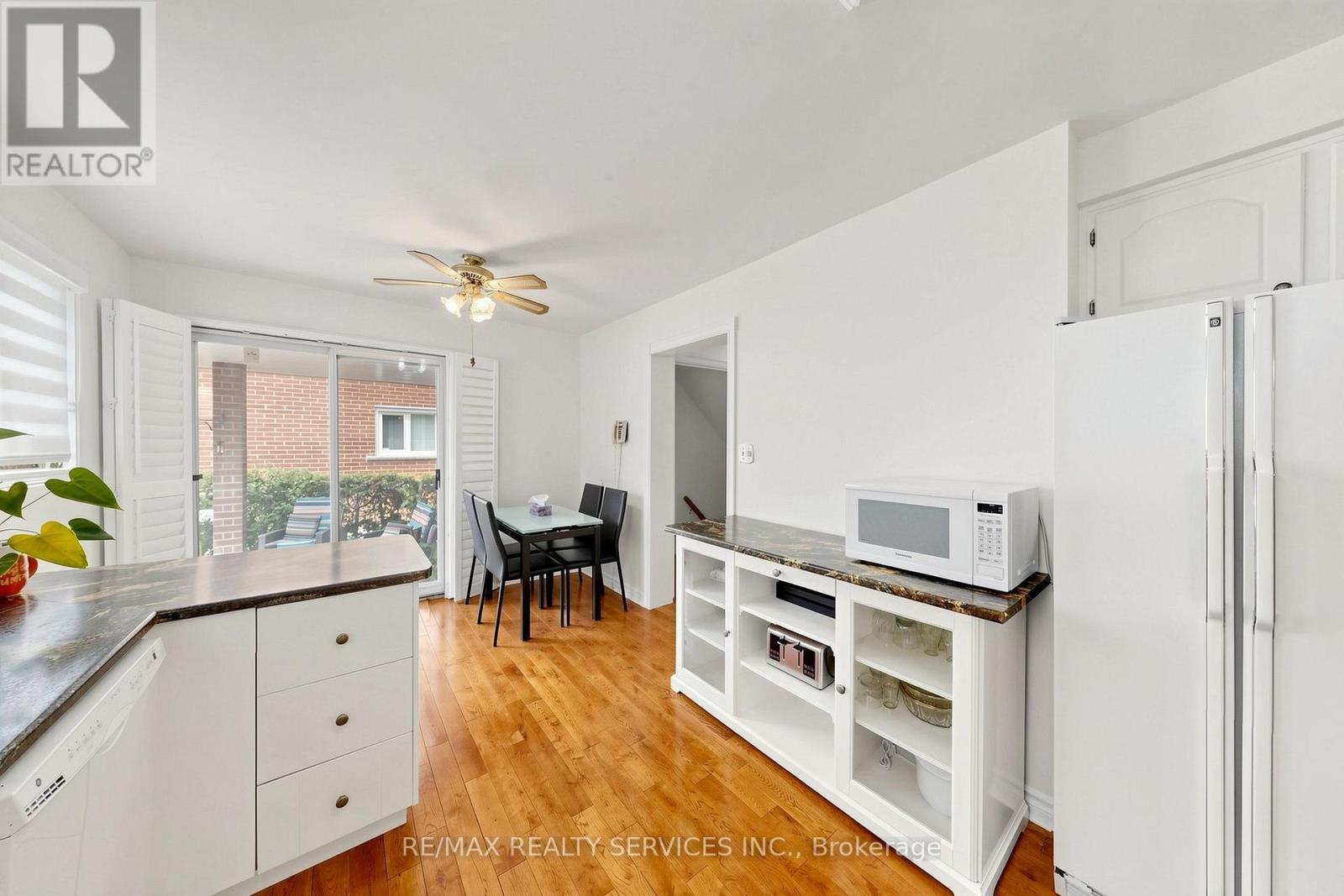 25 Malcolm Crescent, Brampton, ON - Indoor Photo Showing Kitchen