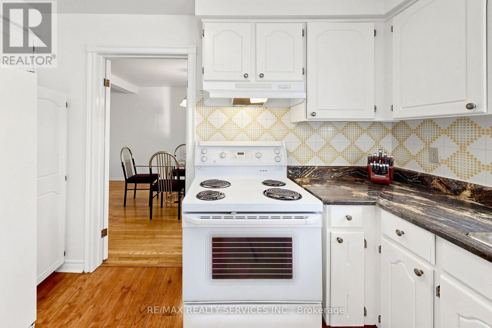 25 Malcolm Crescent, Brampton, ON - Indoor Photo Showing Kitchen