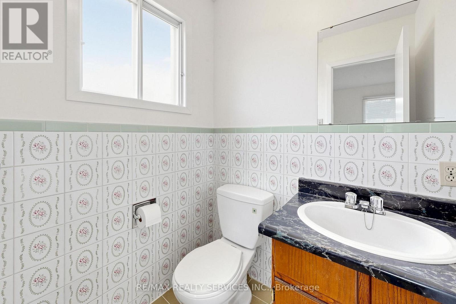 25 Malcolm Crescent, Brampton, ON - Indoor Photo Showing Bathroom