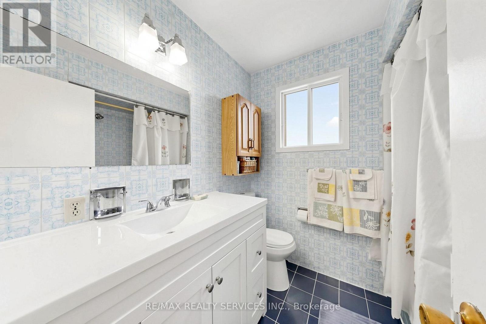25 Malcolm Crescent, Brampton, ON - Indoor Photo Showing Bathroom