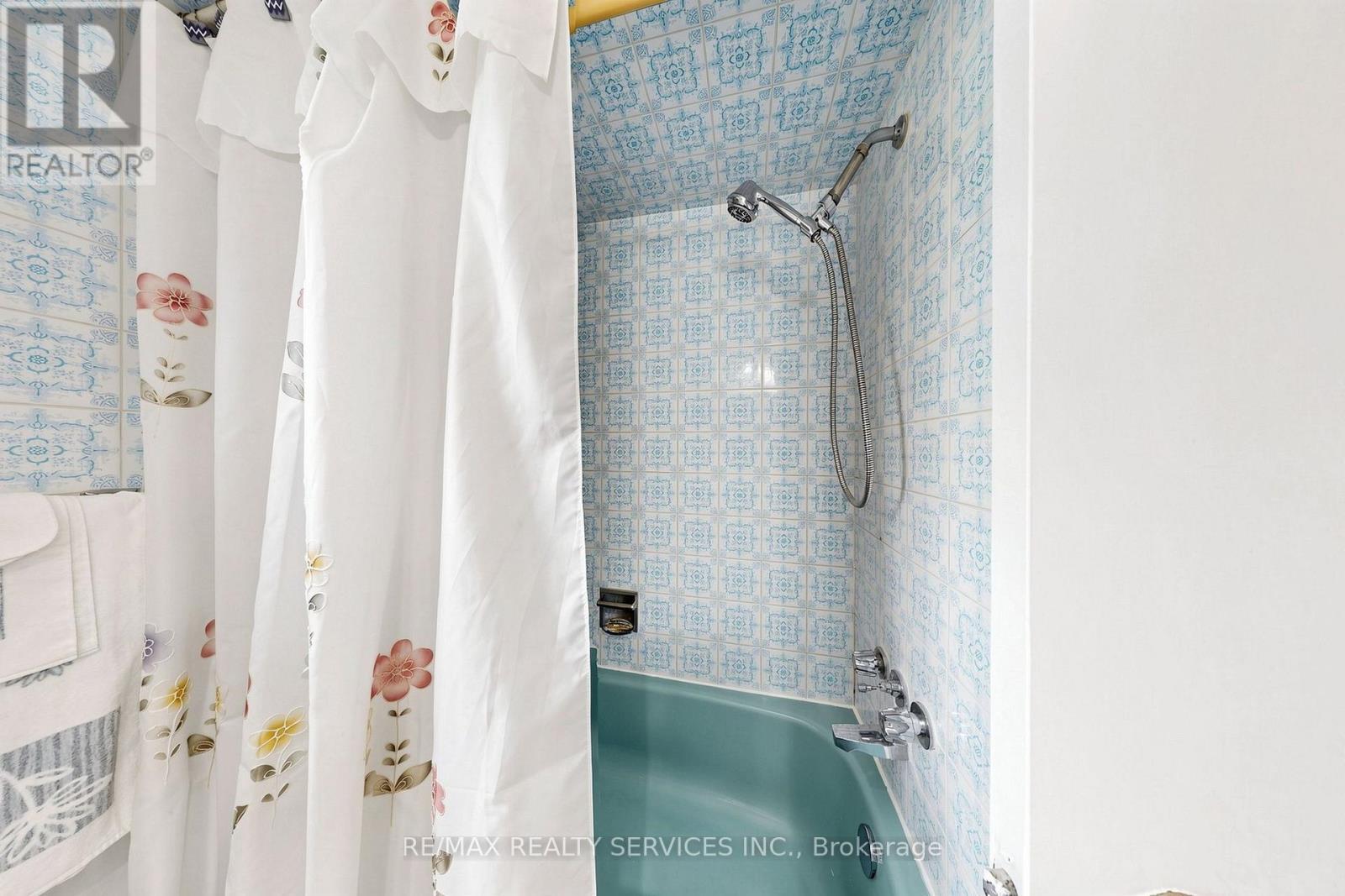 25 Malcolm Crescent, Brampton, ON - Indoor Photo Showing Bathroom