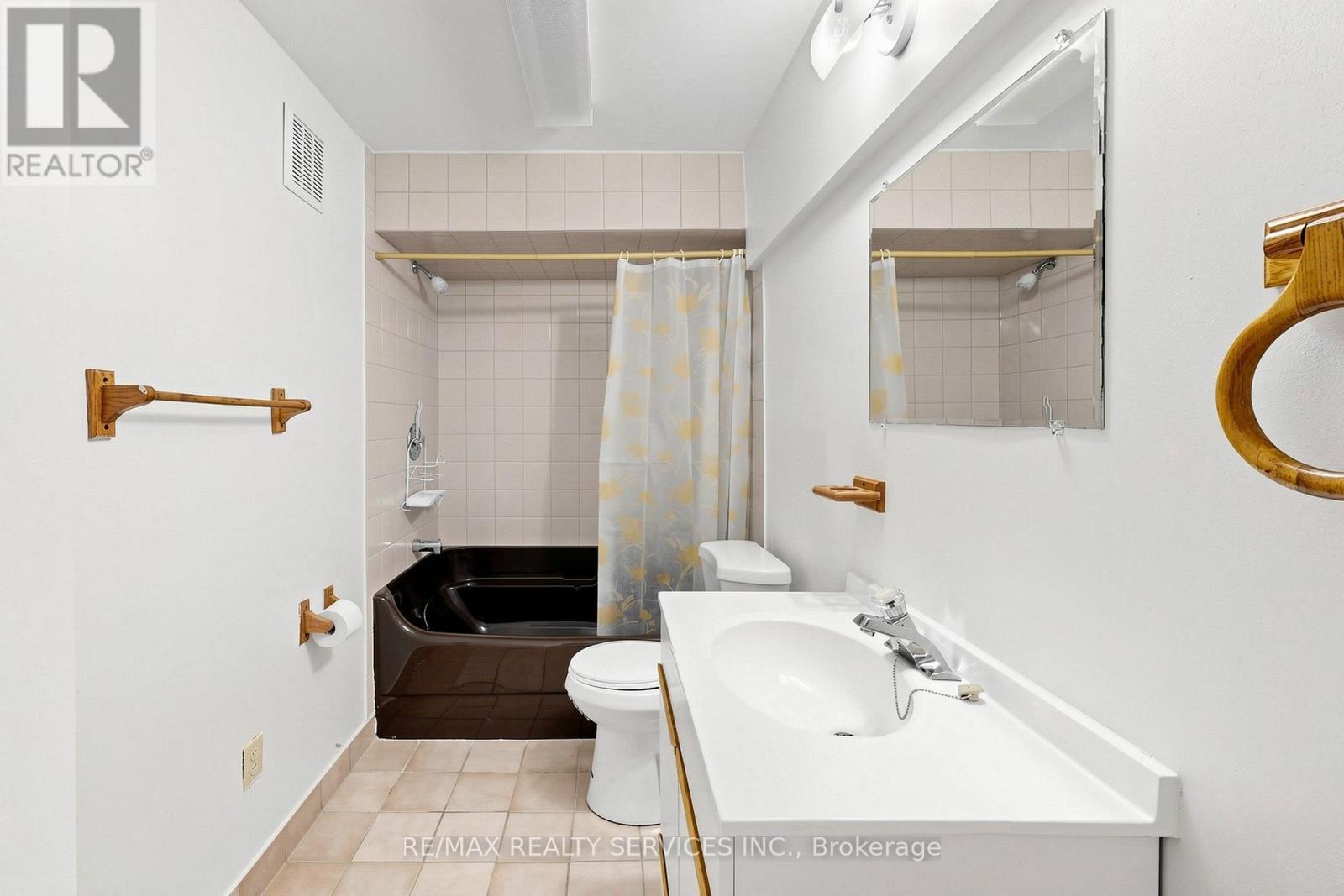 25 Malcolm Crescent, Brampton, ON - Indoor Photo Showing Bathroom