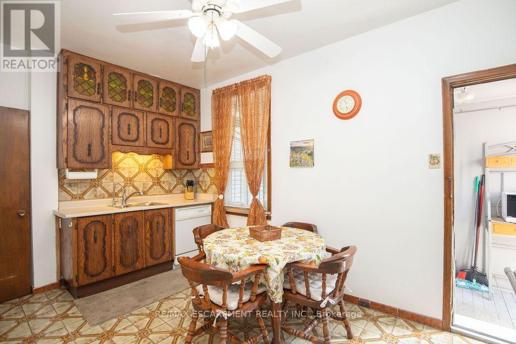 66 Sherman Avenue N, Hamilton, ON - Indoor Photo Showing Dining Room