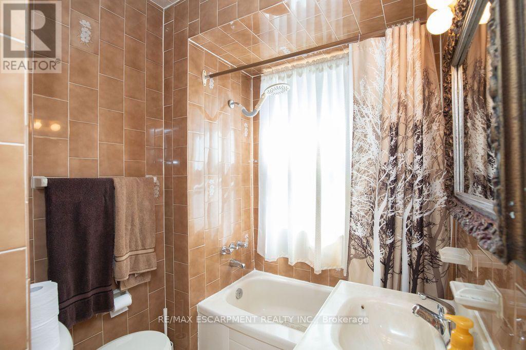 66 Sherman Avenue N, Hamilton, ON - Indoor Photo Showing Bathroom