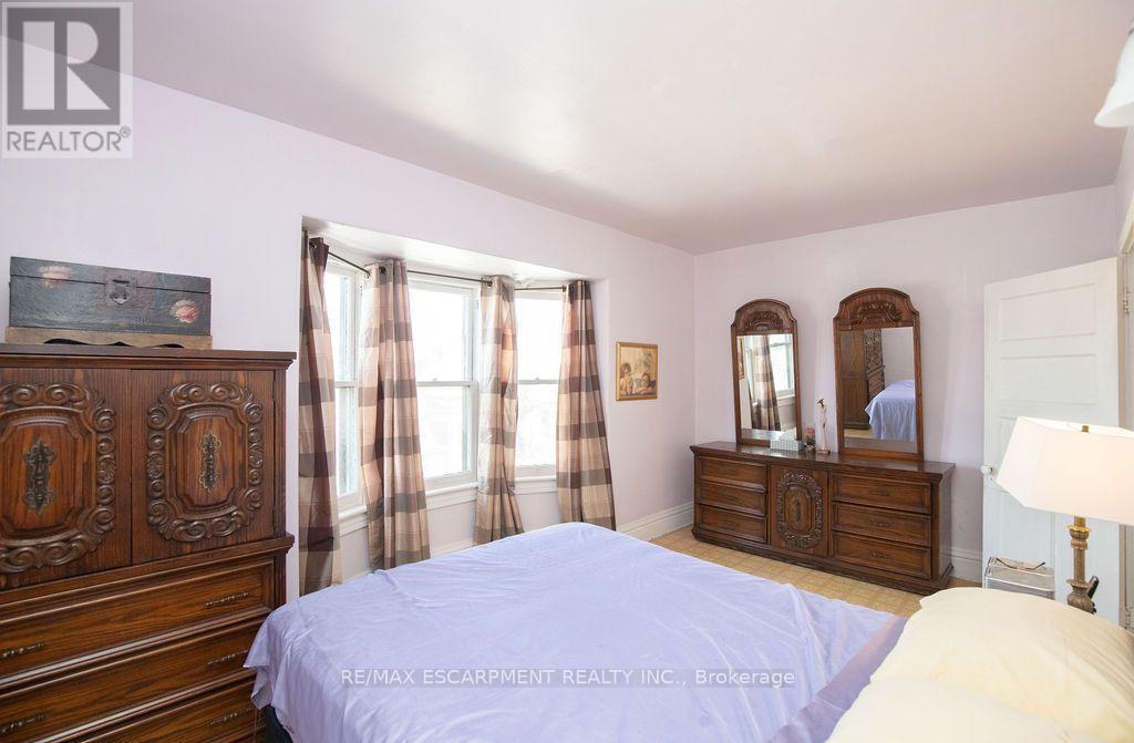 66 Sherman Avenue N, Hamilton, ON - Indoor Photo Showing Bedroom