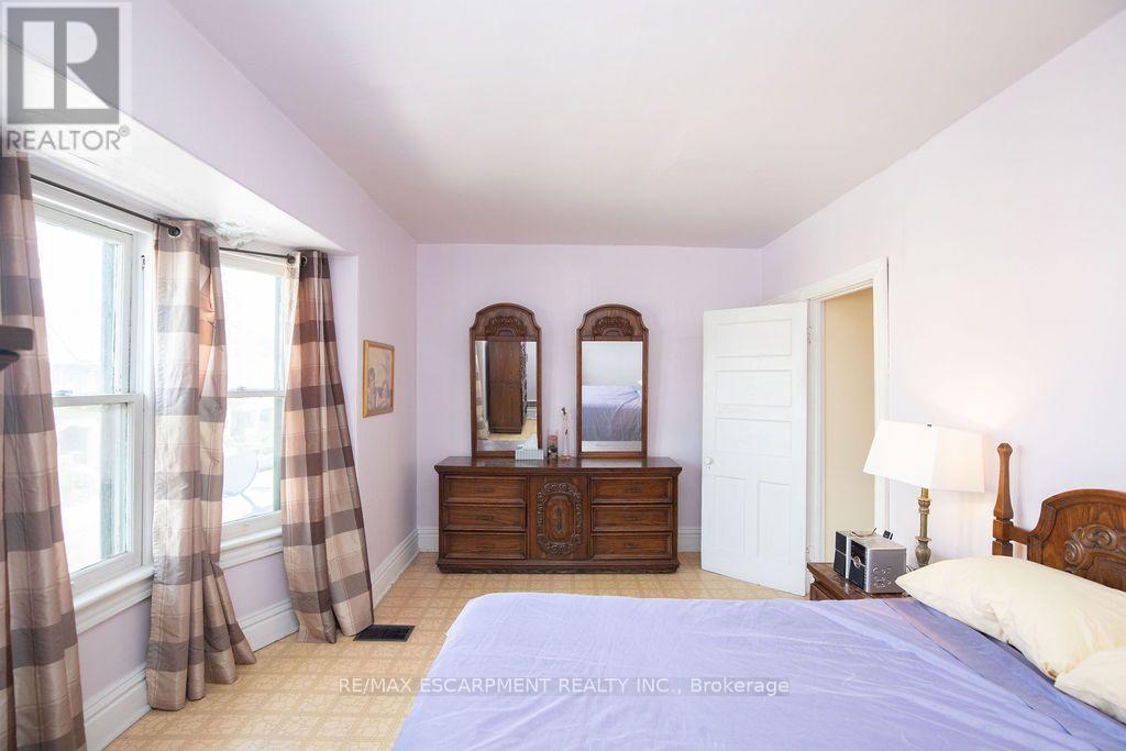 66 Sherman Avenue N, Hamilton, ON - Indoor Photo Showing Bedroom