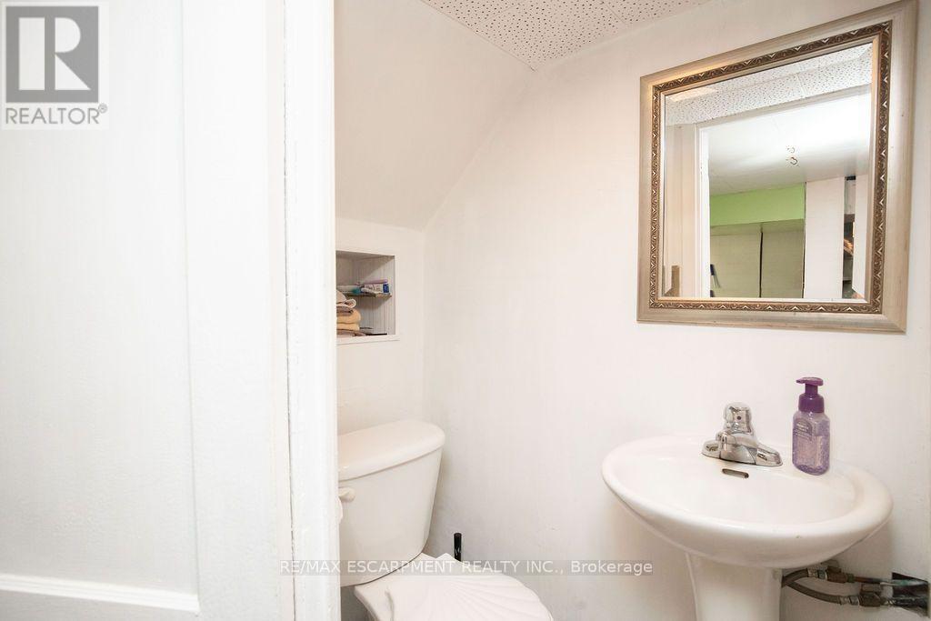 66 Sherman Avenue N, Hamilton, ON - Indoor Photo Showing Bathroom