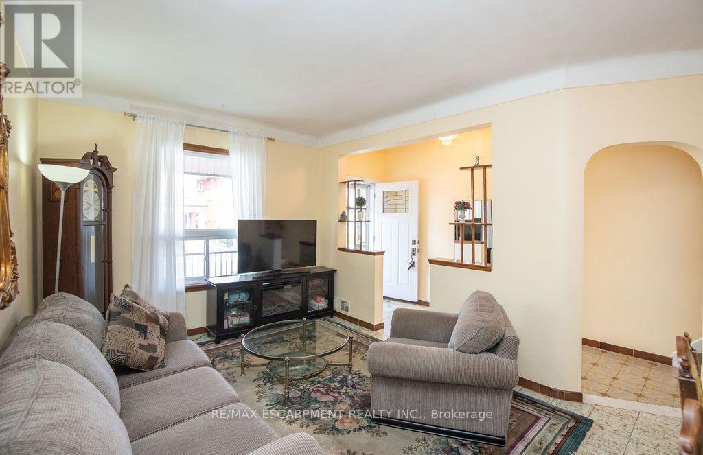 66 Sherman Avenue N, Hamilton, ON - Indoor Photo Showing Living Room