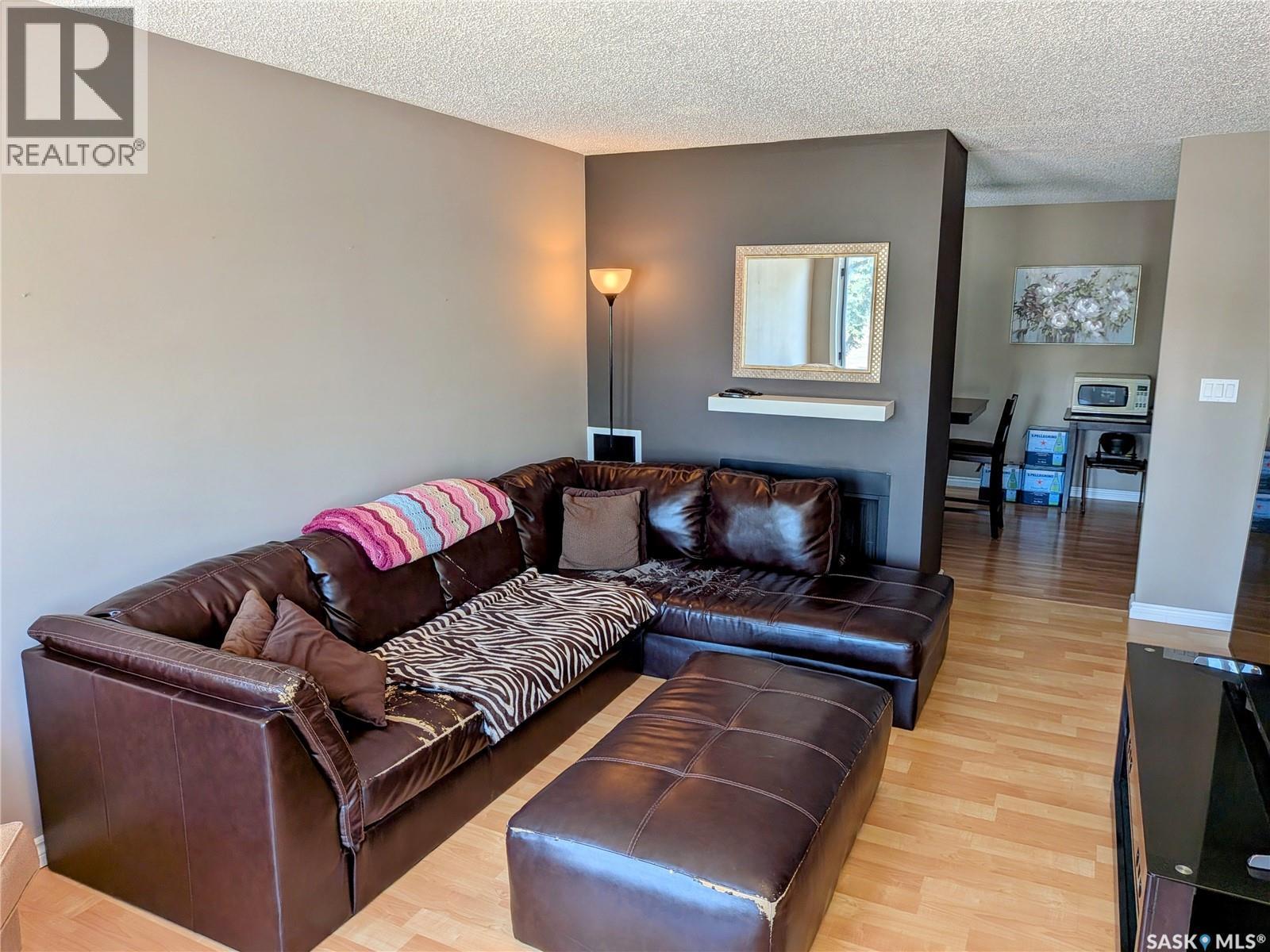 7307 Dalgliesh Drive, Regina, SK - Indoor Photo Showing Living Room
