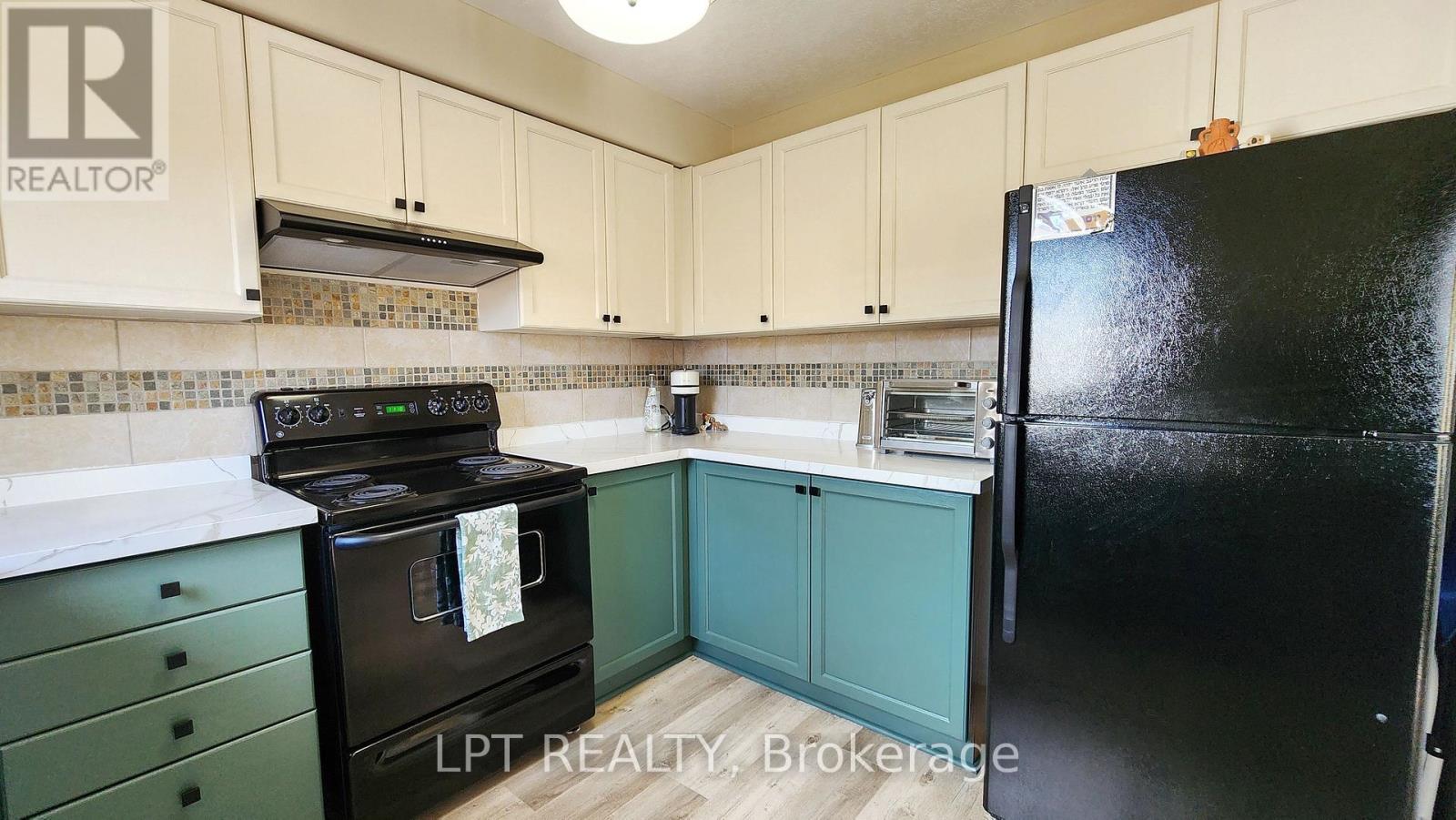 17 Silver Maple Crescent, Barrie, ON - Indoor Photo Showing Kitchen