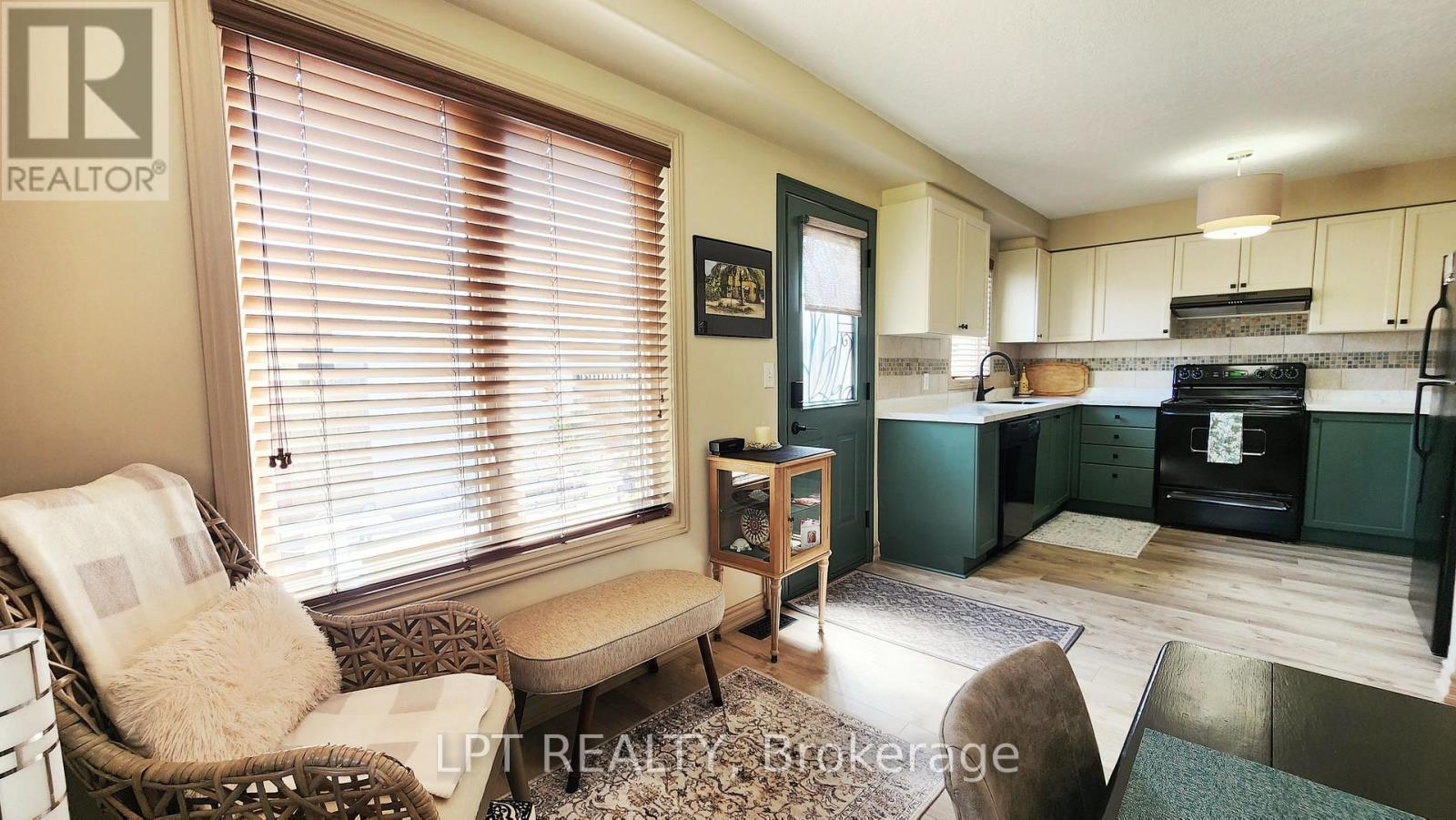 17 Silver Maple Crescent, Barrie, ON - Indoor Photo Showing Kitchen