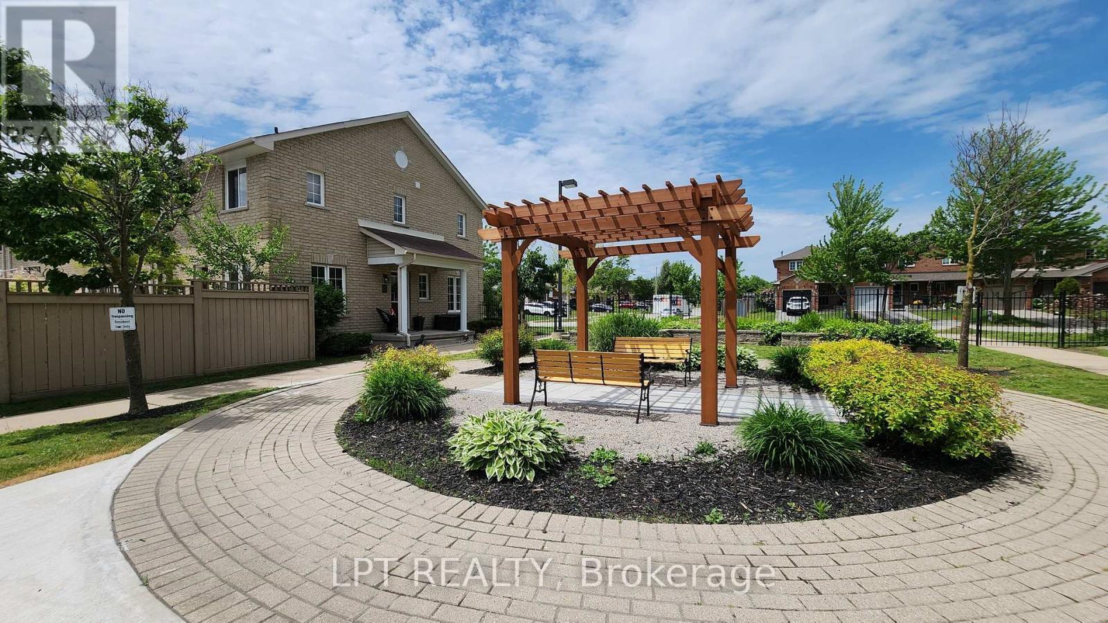 17 Silver Maple Crescent, Barrie, ON - Outdoor