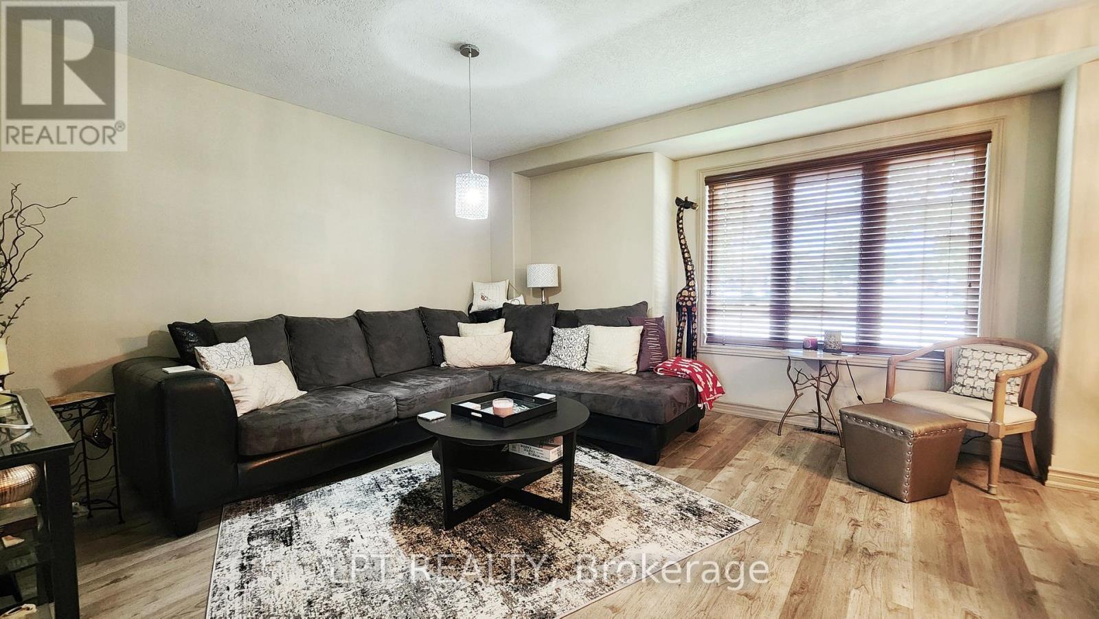 17 Silver Maple Crescent, Barrie, ON - Indoor Photo Showing Living Room
