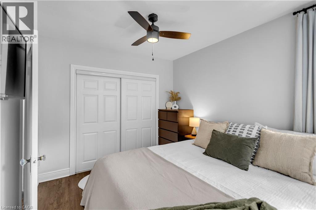 31 Scotia Avenue, Hamilton, ON - Indoor Photo Showing Bedroom