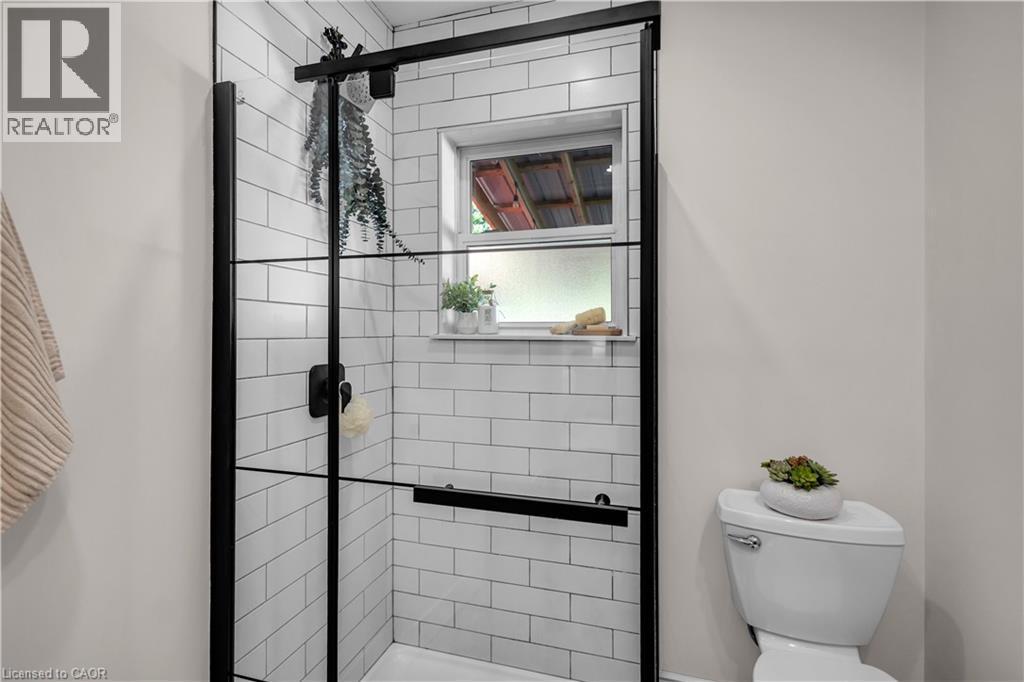 31 Scotia Avenue, Hamilton, ON - Indoor Photo Showing Bathroom