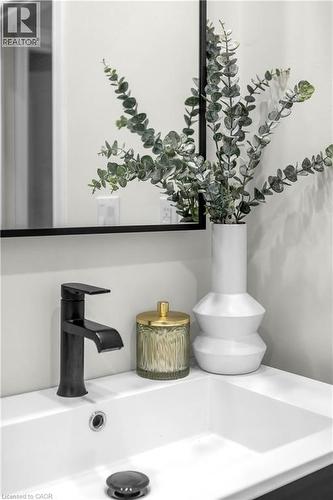 31 Scotia Avenue, Hamilton, ON - Indoor Photo Showing Bathroom