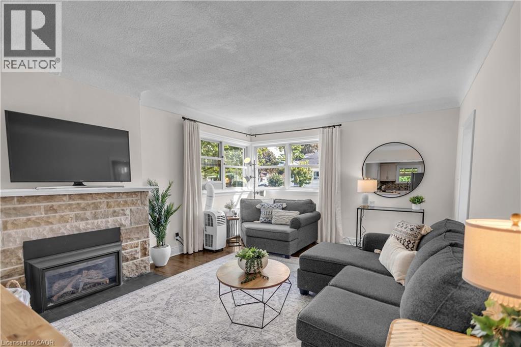 31 Scotia Avenue, Hamilton, ON - Indoor Photo Showing Living Room With Fireplace