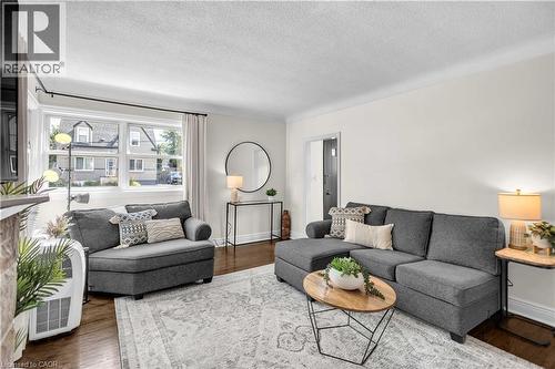 31 Scotia Avenue, Hamilton, ON - Indoor Photo Showing Living Room