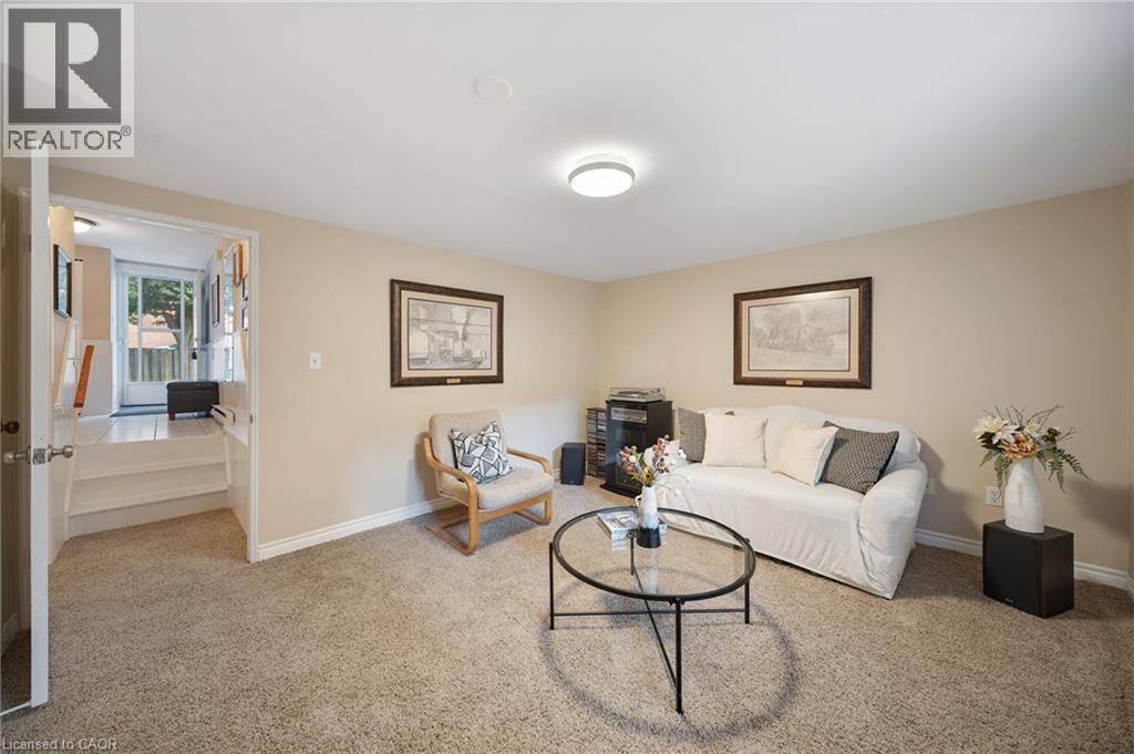 4 Patrice Court, Dundas, ON - Indoor Photo Showing Living Room