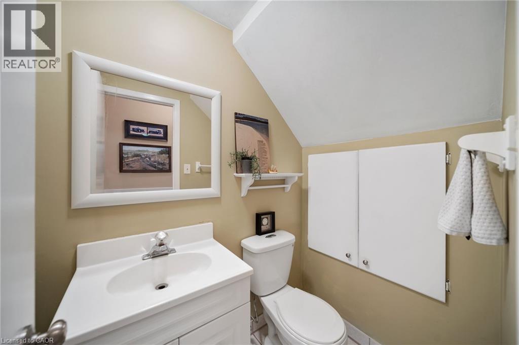 4 Patrice Court, Dundas, ON - Indoor Photo Showing Bathroom