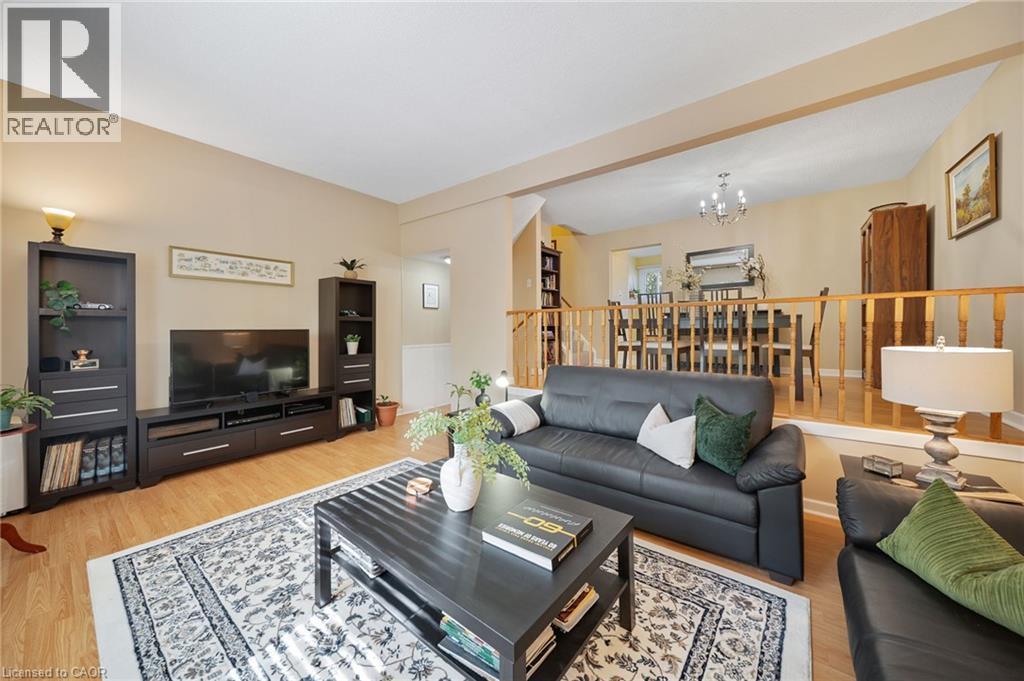4 Patrice Court, Dundas, ON - Indoor Photo Showing Living Room