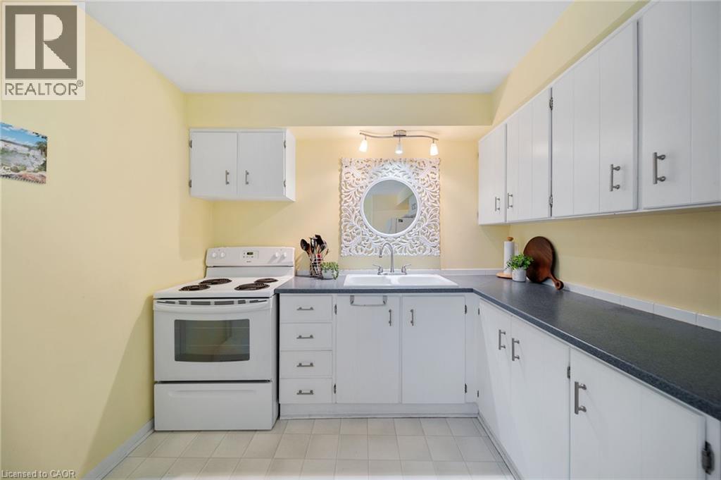 4 Patrice Court, Dundas, ON - Indoor Photo Showing Kitchen