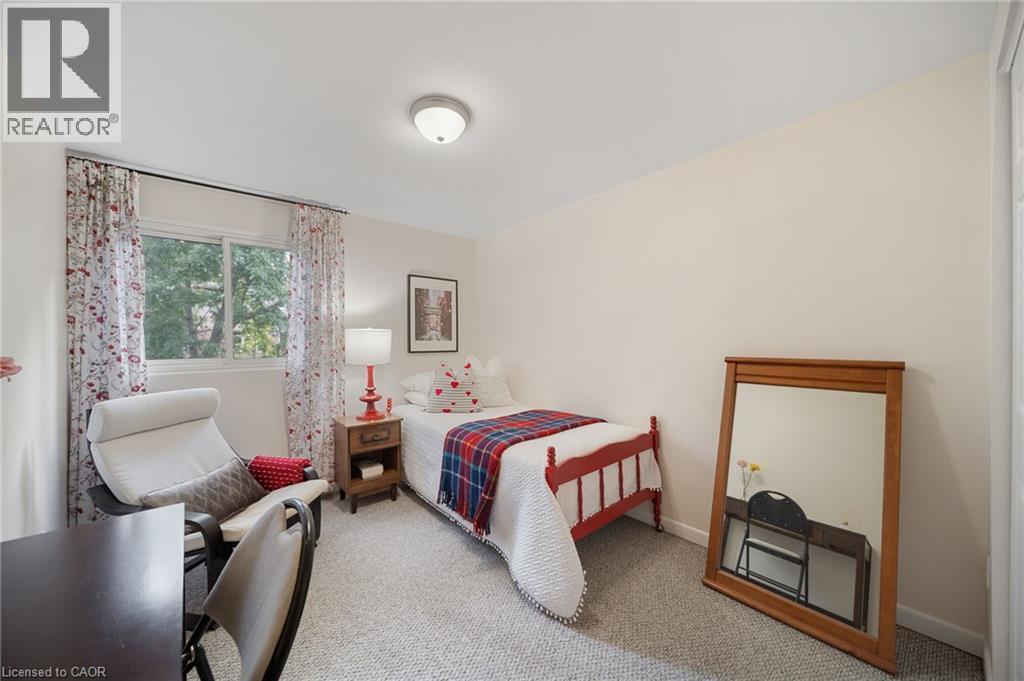 Bedroom 1 - 4 Patrice Court, Dundas, ON - Indoor Photo Showing Bedroom