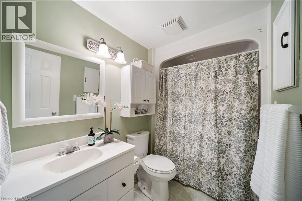 4 Patrice Court, Dundas, ON - Indoor Photo Showing Bathroom