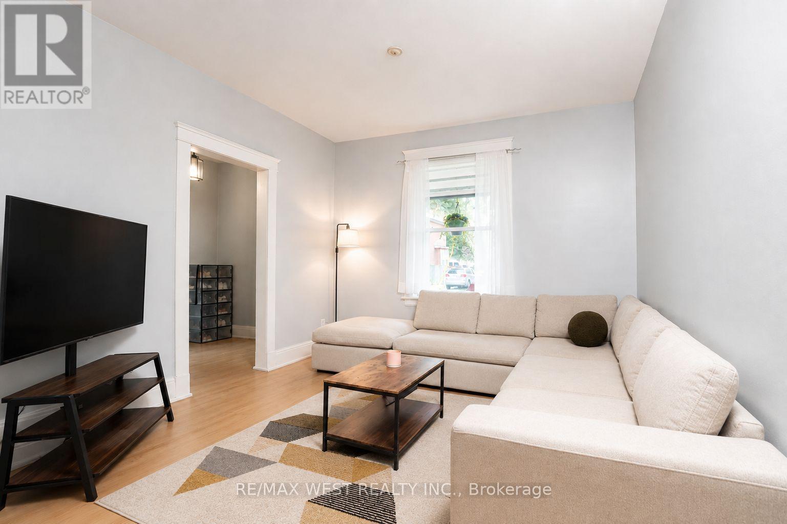 217 Hexam Street, Cambridge, ON - Indoor Photo Showing Living Room