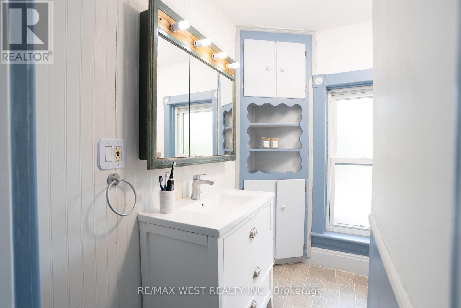 217 Hexam Street, Cambridge, ON - Indoor Photo Showing Bathroom