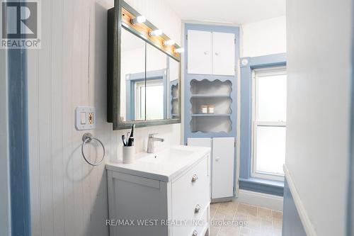 217 Hexam Street, Cambridge, ON - Indoor Photo Showing Bathroom