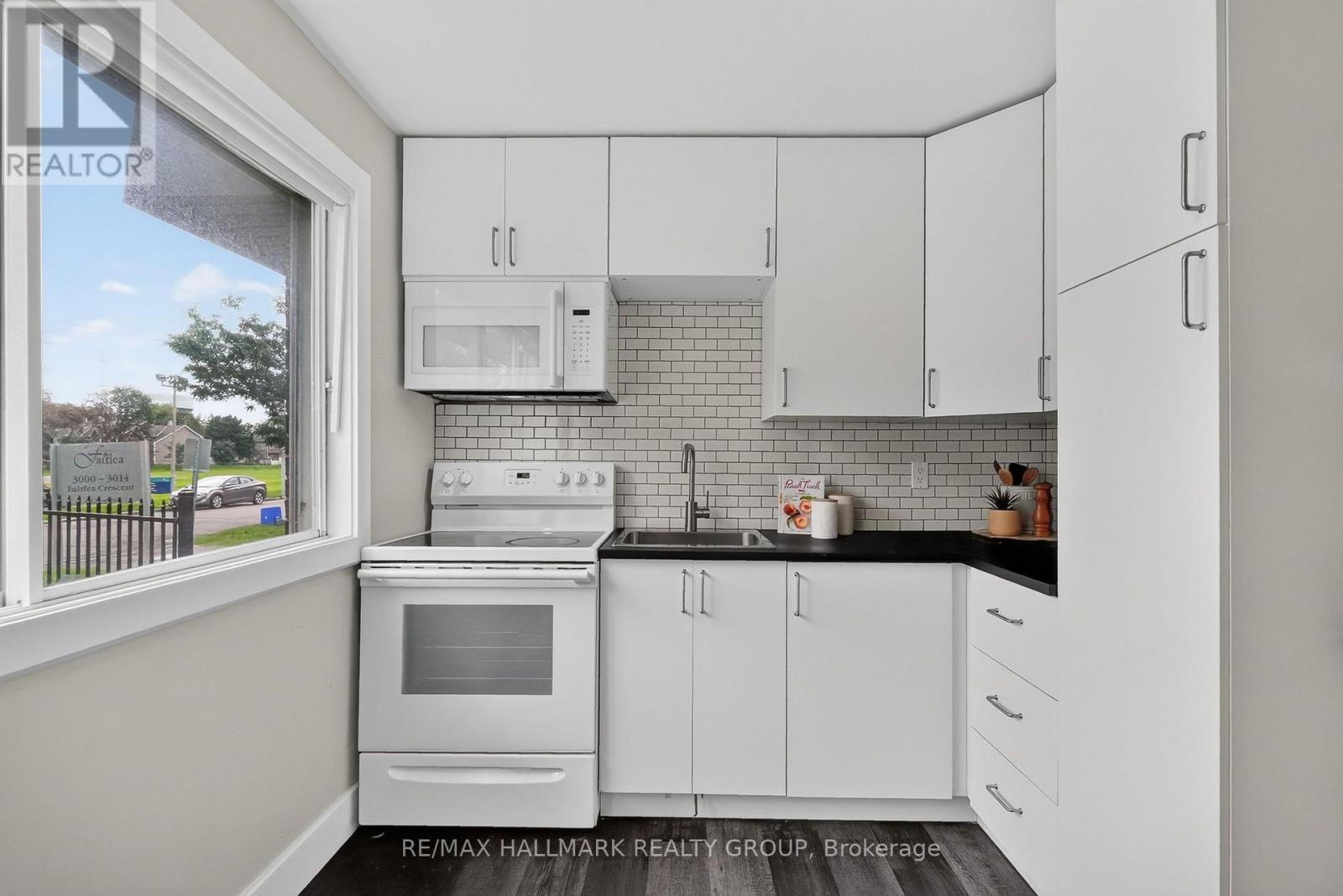 2998 Fairlea Crescent, Ottawa, ON - Indoor Photo Showing Kitchen
