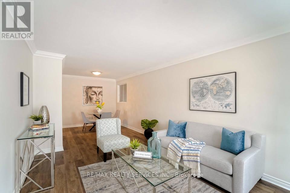 70 Montjoy Crescent, Brampton, ON - Indoor Photo Showing Living Room