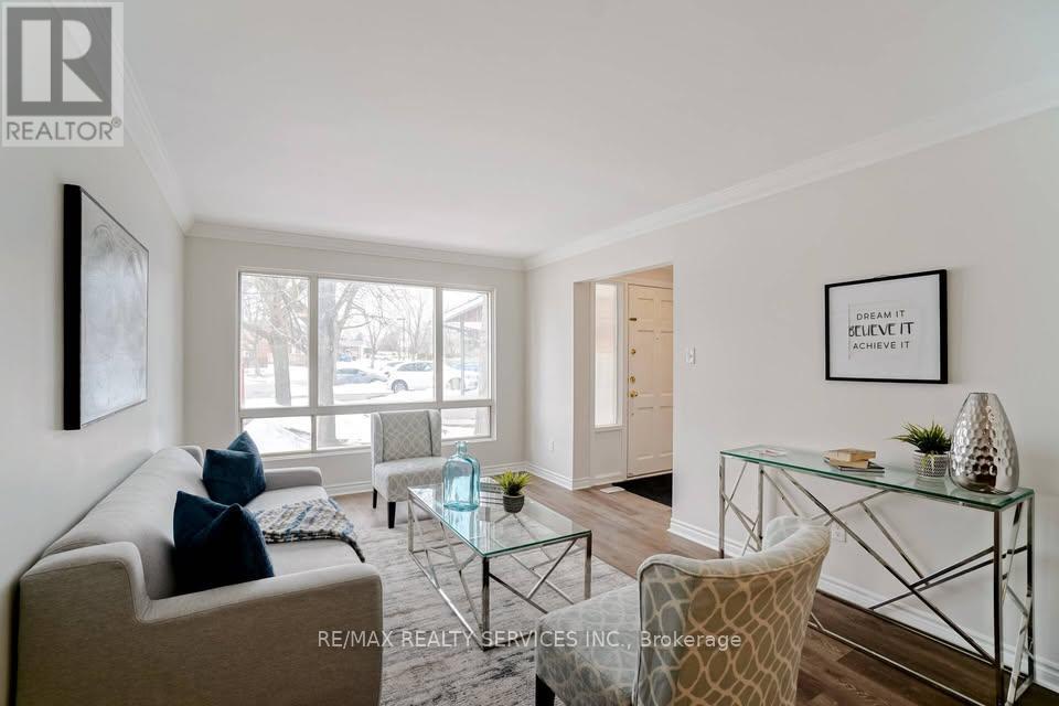 70 Montjoy Crescent, Brampton, ON - Indoor Photo Showing Living Room