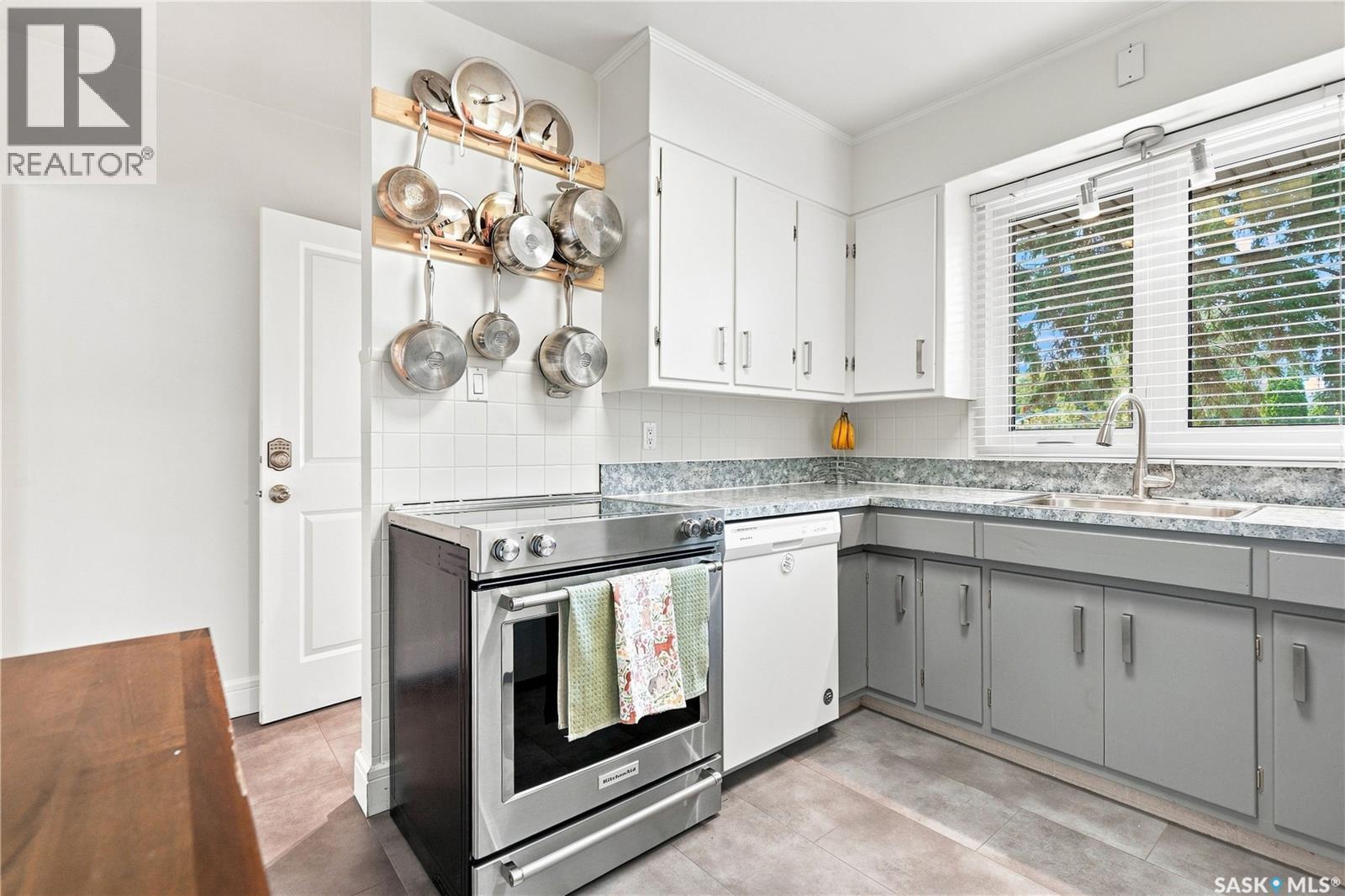 1810 Morgan Avenue, Saskatoon, SK - Indoor Photo Showing Kitchen