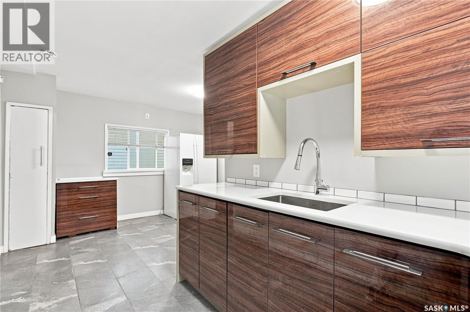423 E Avenue S, Saskatoon, SK - Indoor