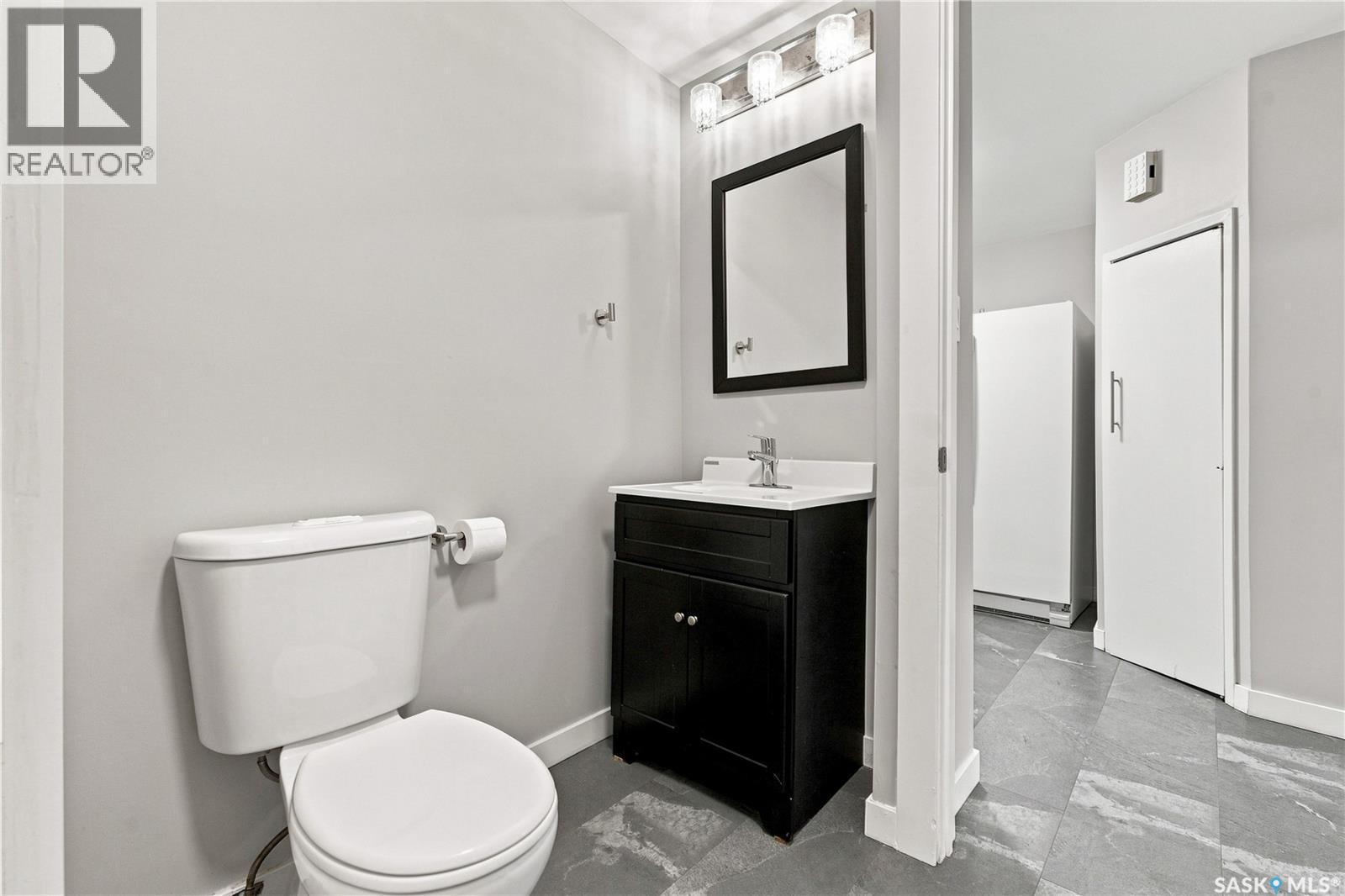 423 E Avenue S, Saskatoon, SK - Indoor Photo Showing Bathroom