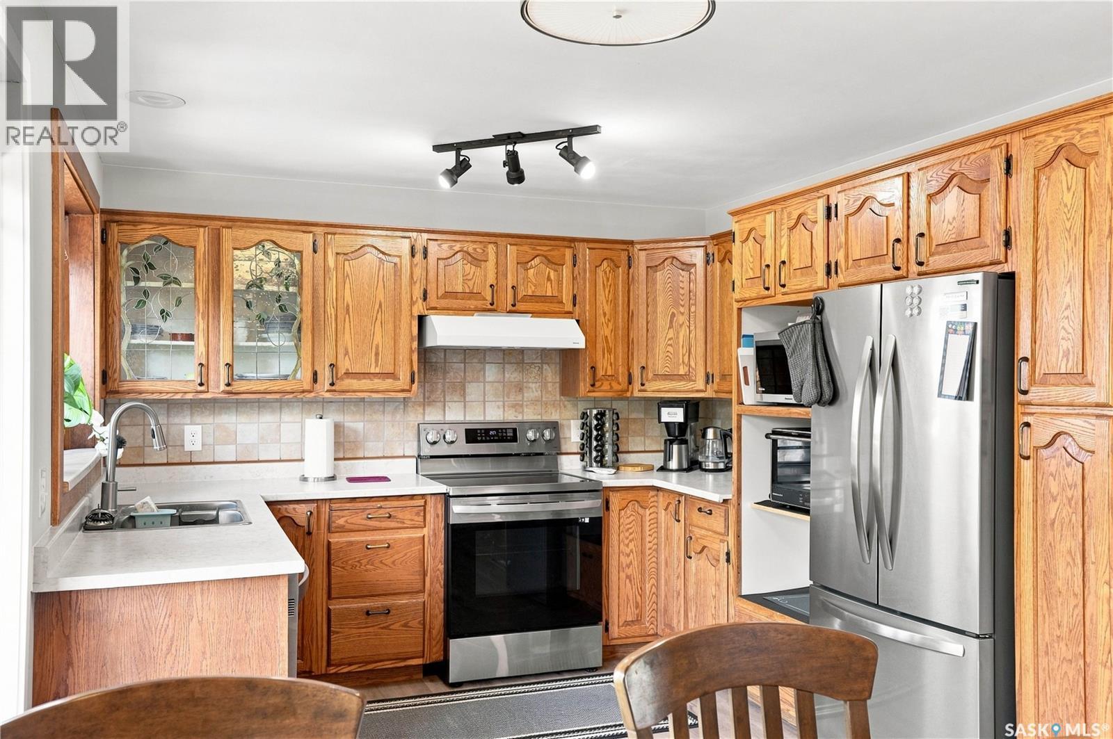 154 Delayen Crescent, Saskatoon, SK - Indoor Photo Showing Kitchen With Double Sink