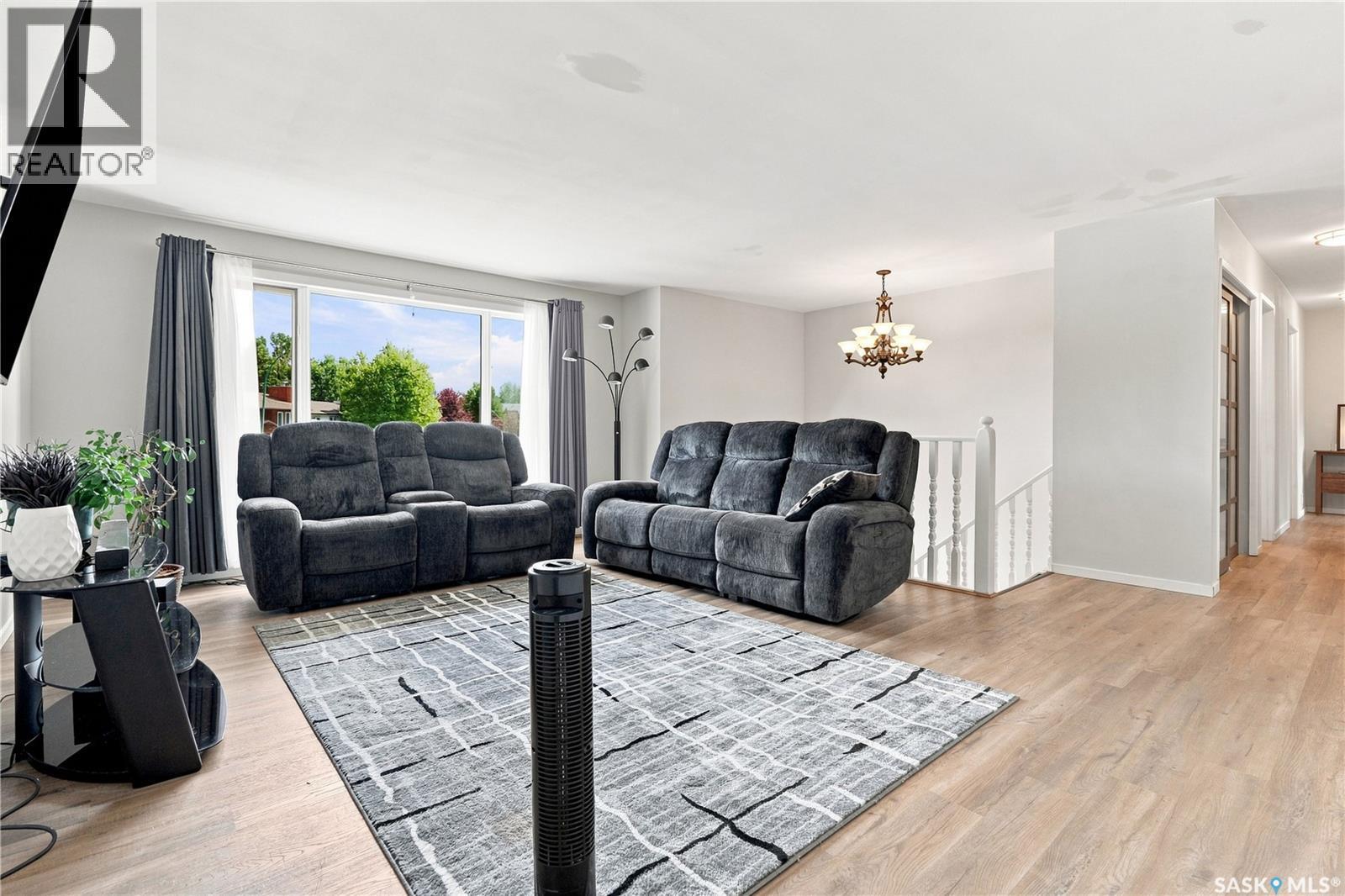 154 Delayen Crescent, Saskatoon, SK - Indoor Photo Showing Living Room