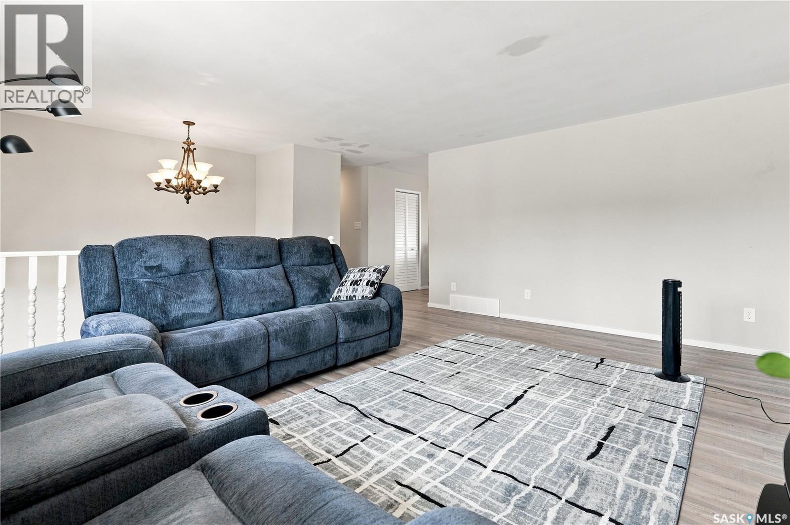154 Delayen Crescent, Saskatoon, SK - Indoor Photo Showing Living Room